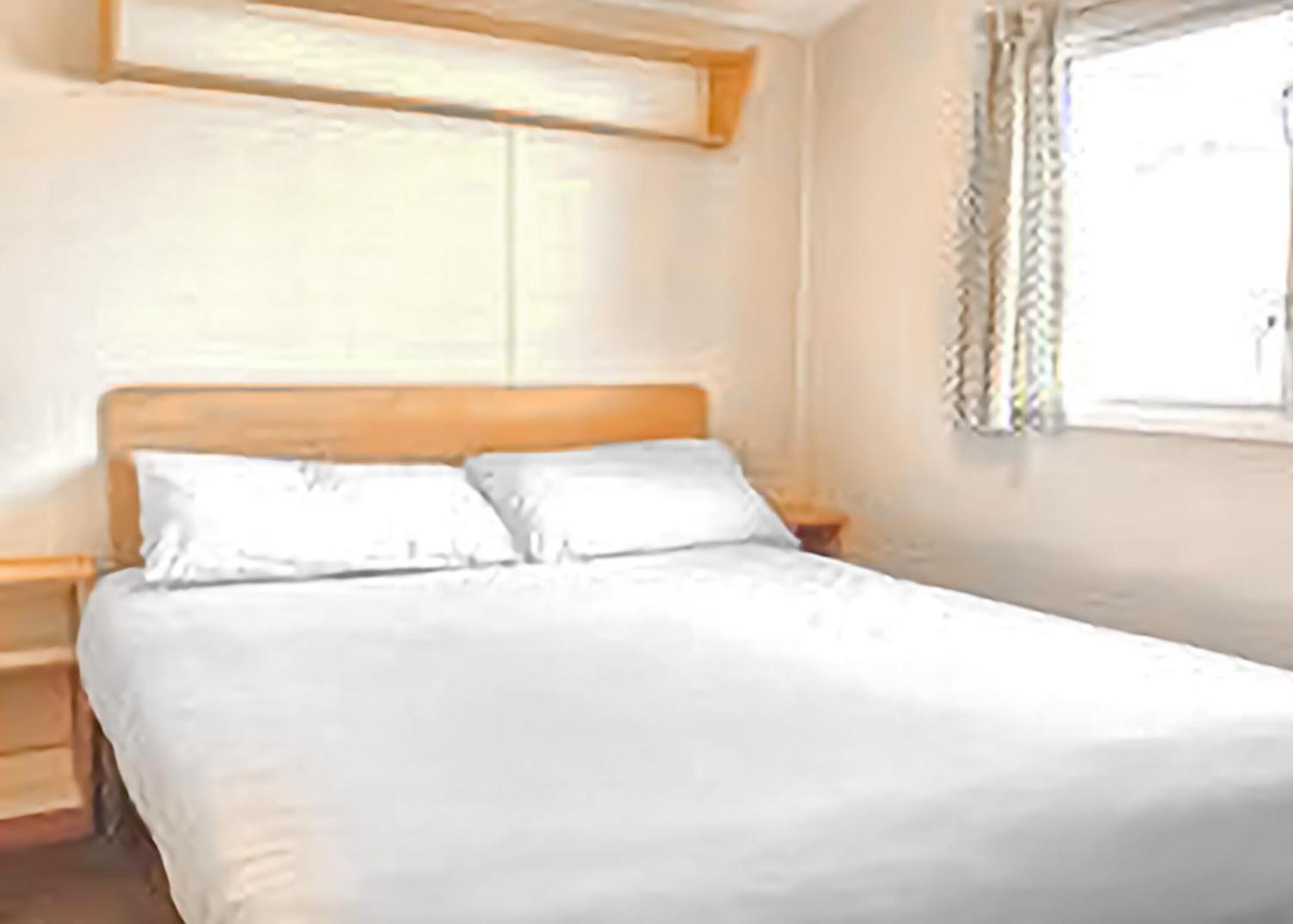 Orchards Holiday Park Newbridge  Room photo