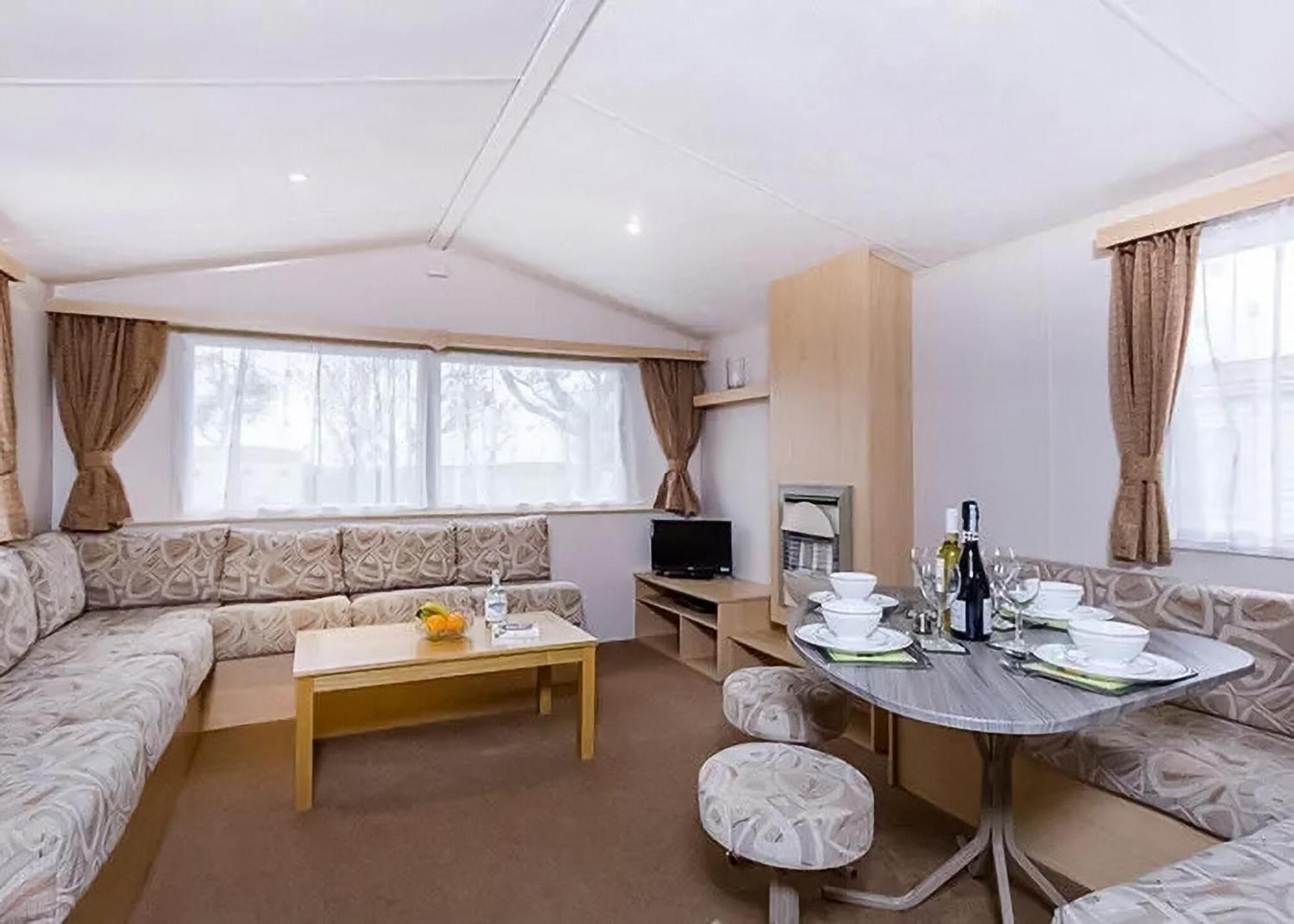 Orchards Holiday Park Newbridge  Room photo