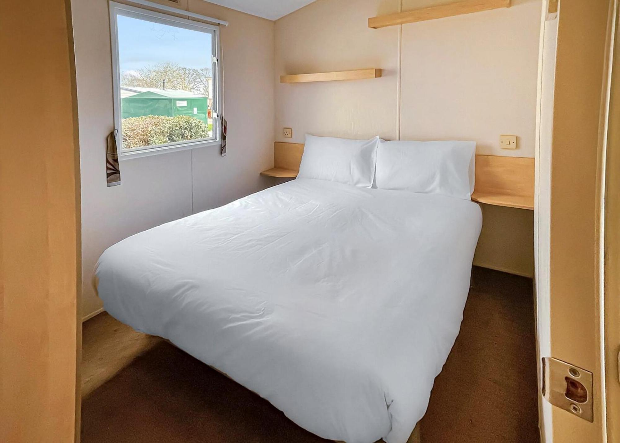 Orchards Holiday Park Newbridge  Room photo