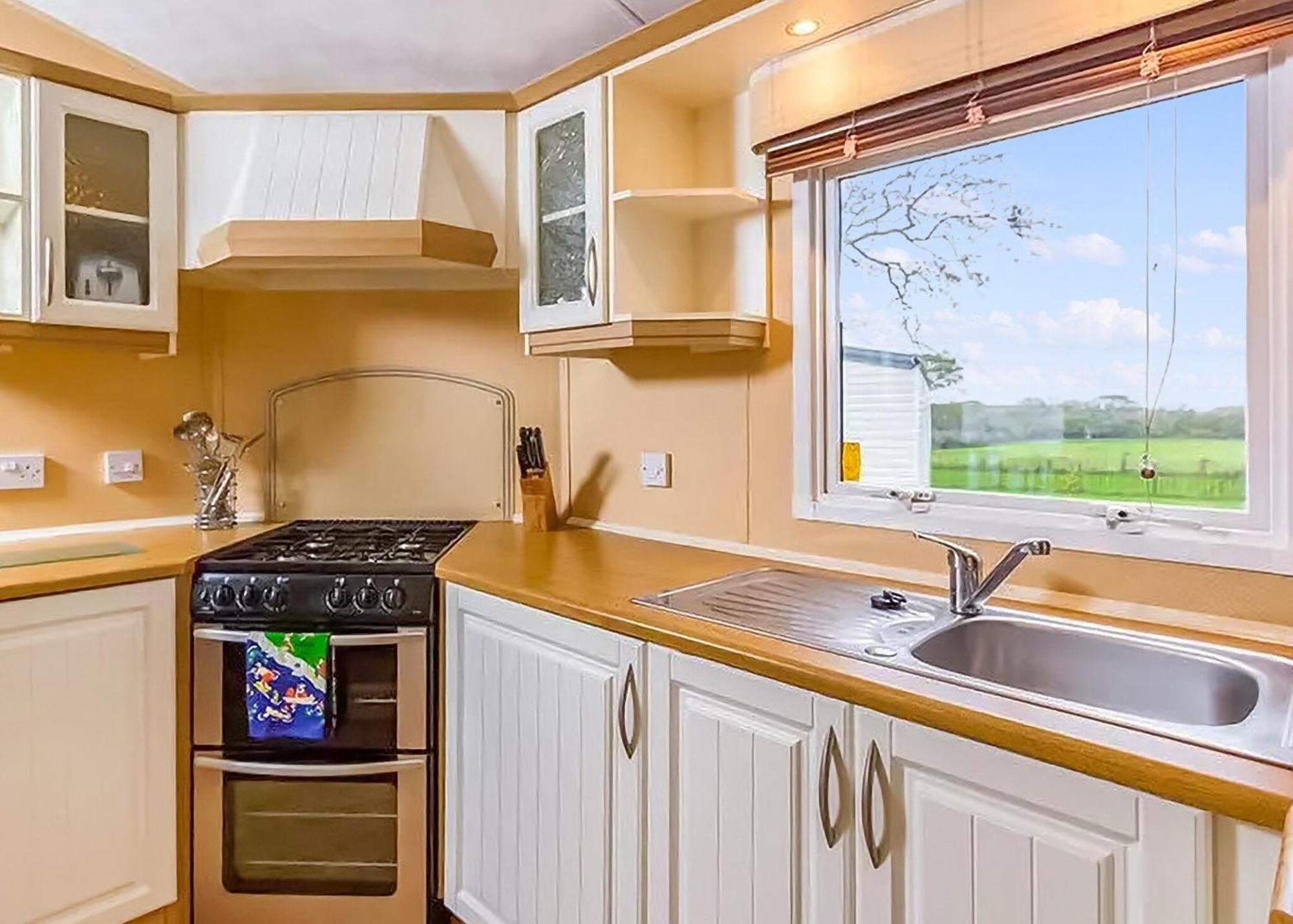 Orchards Holiday Park Newbridge  Room photo