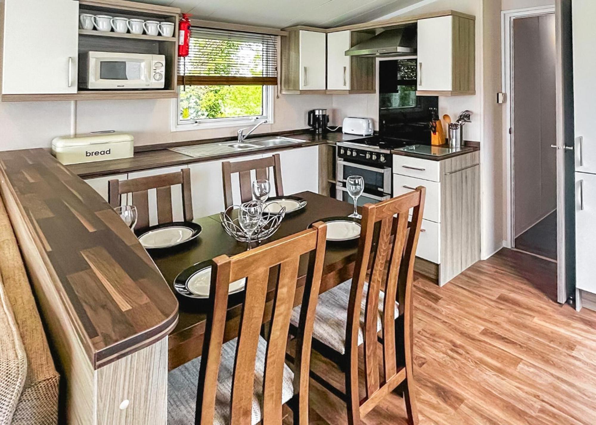 Orchards Holiday Park Newbridge  Room photo